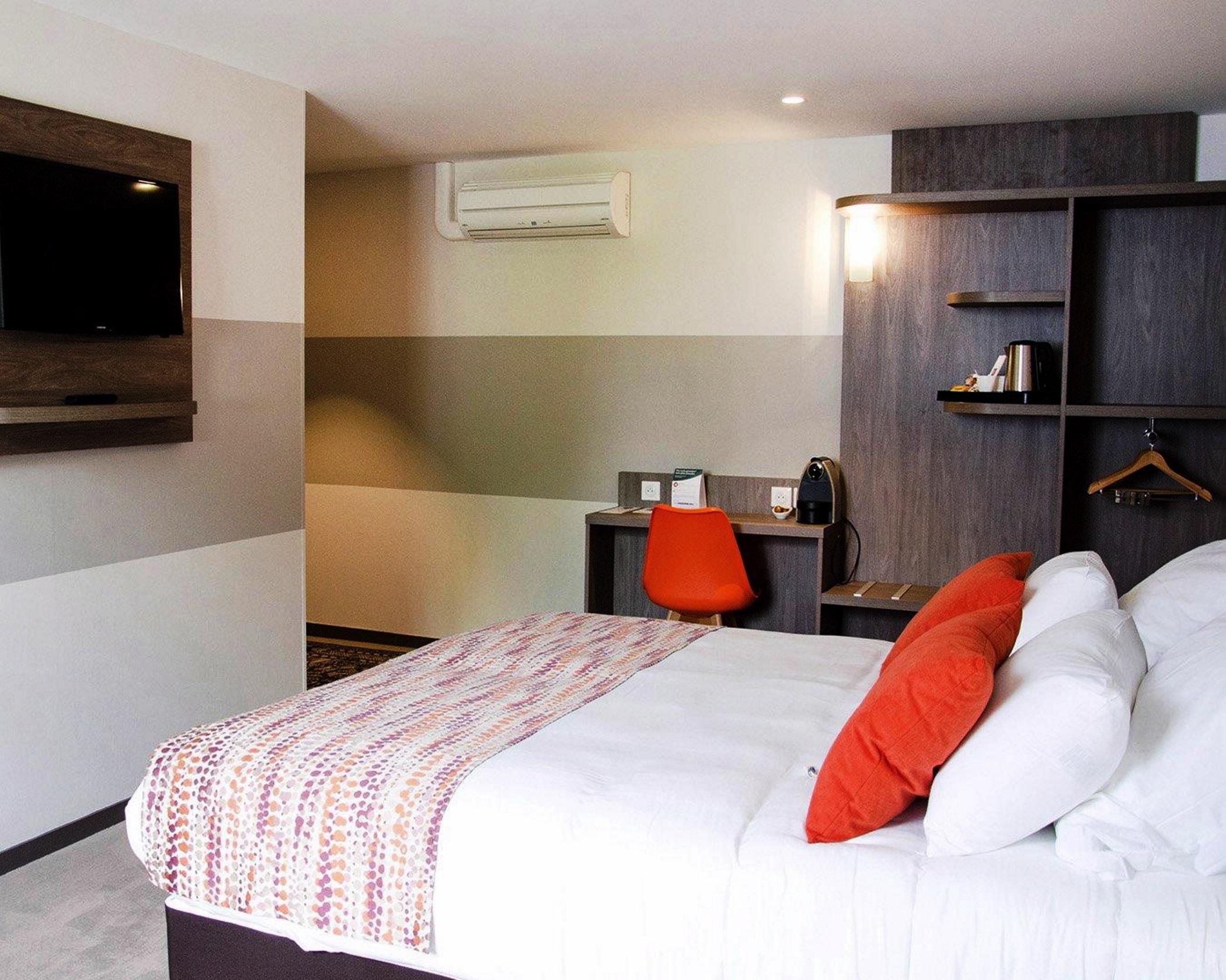 เบสต์ เวสเทิร์น อาฌ็อง เลอ ปาสซาฌ Hotel Le Passage  ภายนอก รูปภาพ
